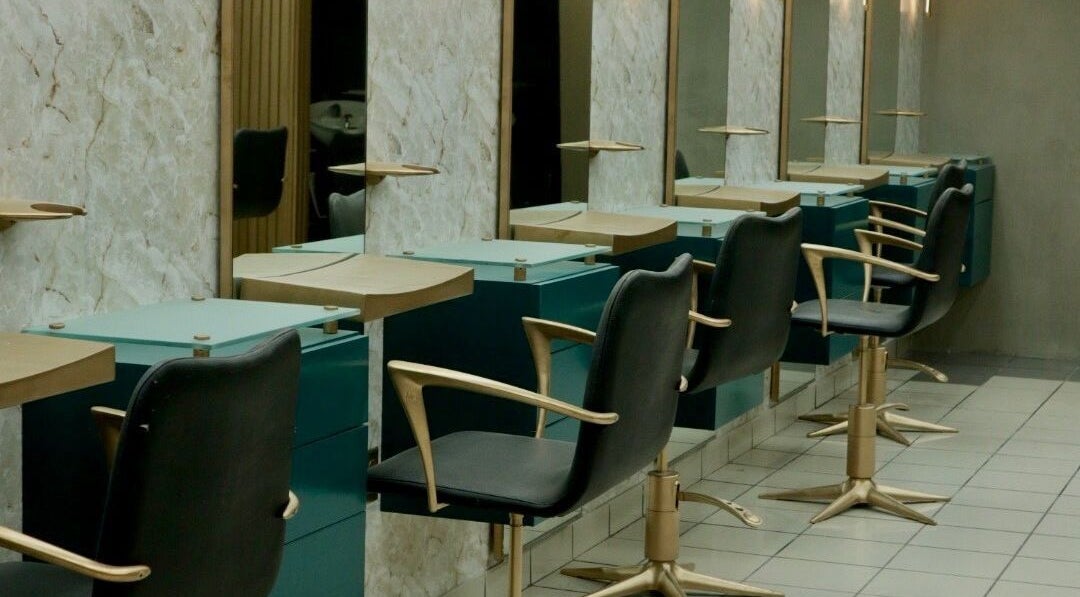 Estaciones de peluquería modernas en Bresh and Co, Guaynabo, Guaynabo, PR, con sillas elegantes.