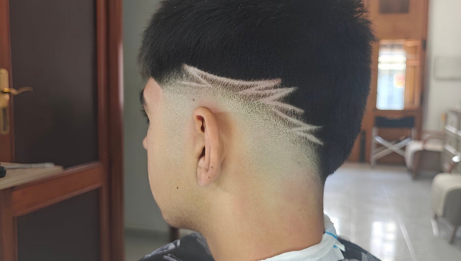 Corte de cabello moderno en Monxi Barber, Rafelcofer, Comunidad Valenciana, ES.
