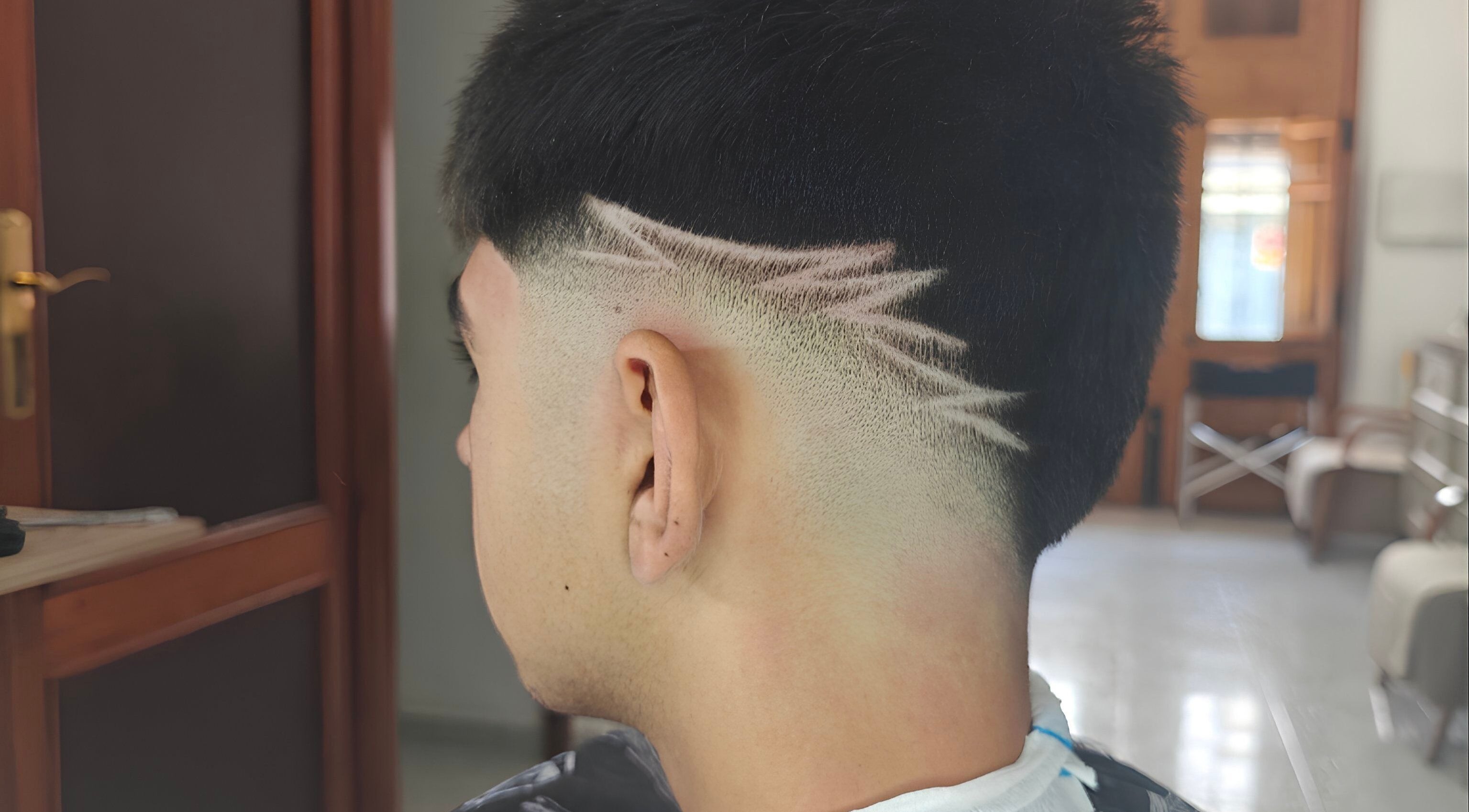 Corte de cabello moderno en Monxi Barber, Rafelcofer, Comunidad Valenciana, ES.