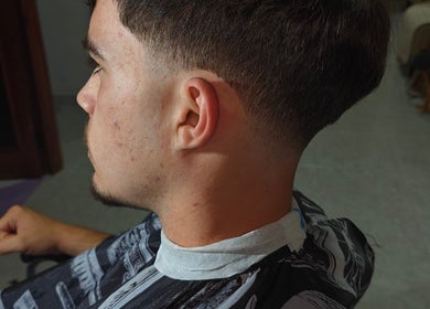 Corte de cabello moderno en Monxi Barber, Rafelcofer, Comunidad Valenciana, ES, destacando el estilo fade.