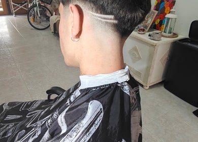 Moderno corte de cabello en Monxi Barber, Rafelcofer, Comunidad Valenciana, ES, mostrando diseño único a navaja.