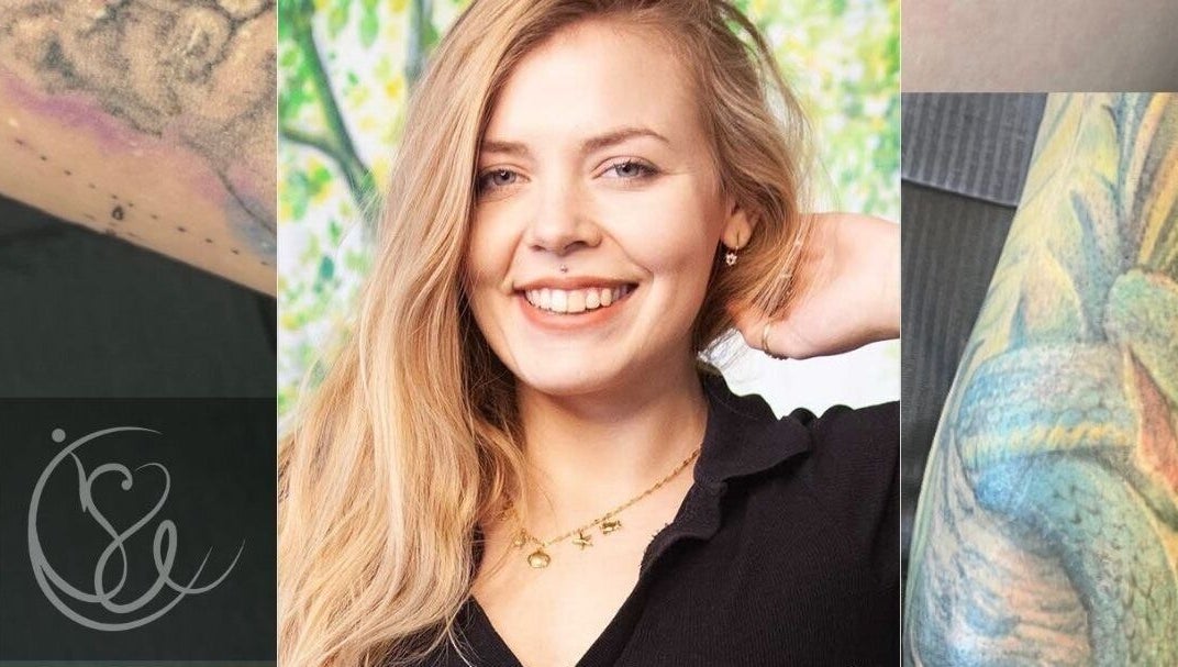 Glückliche Kundin mit Tattoo lächelt bei Stichtag in Stuttgart, Baden-württemberg, DE.