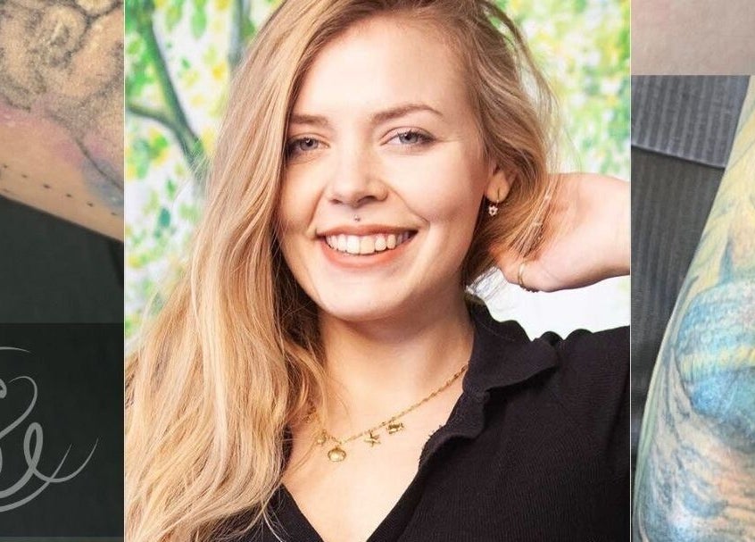 Glückliche Kundin mit Tattoo lächelt bei Stichtag in Stuttgart, Baden-württemberg, DE.