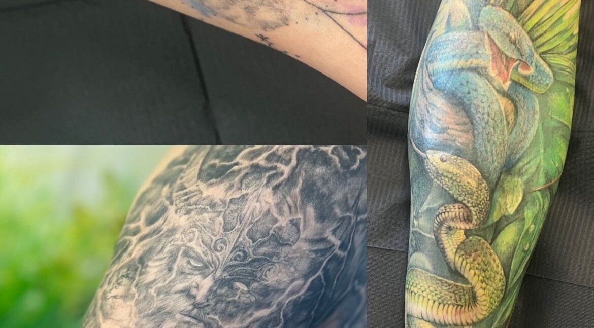 Detailreiche Tattoos bei Stichtag in Stuttgart, Baden-Württemberg, DE. Illustrationen von Schlangen und mystischen Motiven.