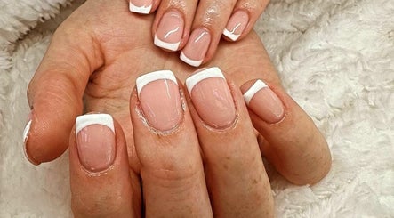 Classic Nails & Beauty Gallery imaginea 3