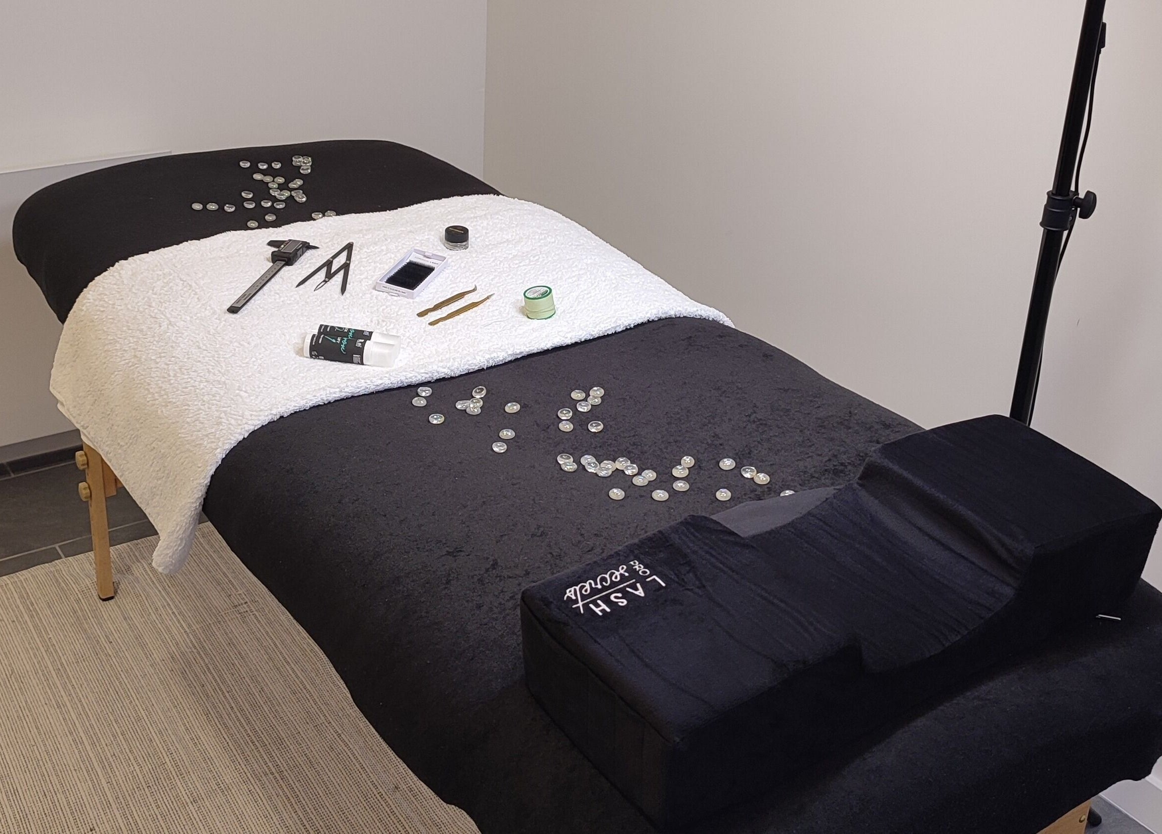 Table de massage préparée à Énergie d'être, Auxy, Centre-val De Loire, FR, avec instruments spa et pierres décoratives.