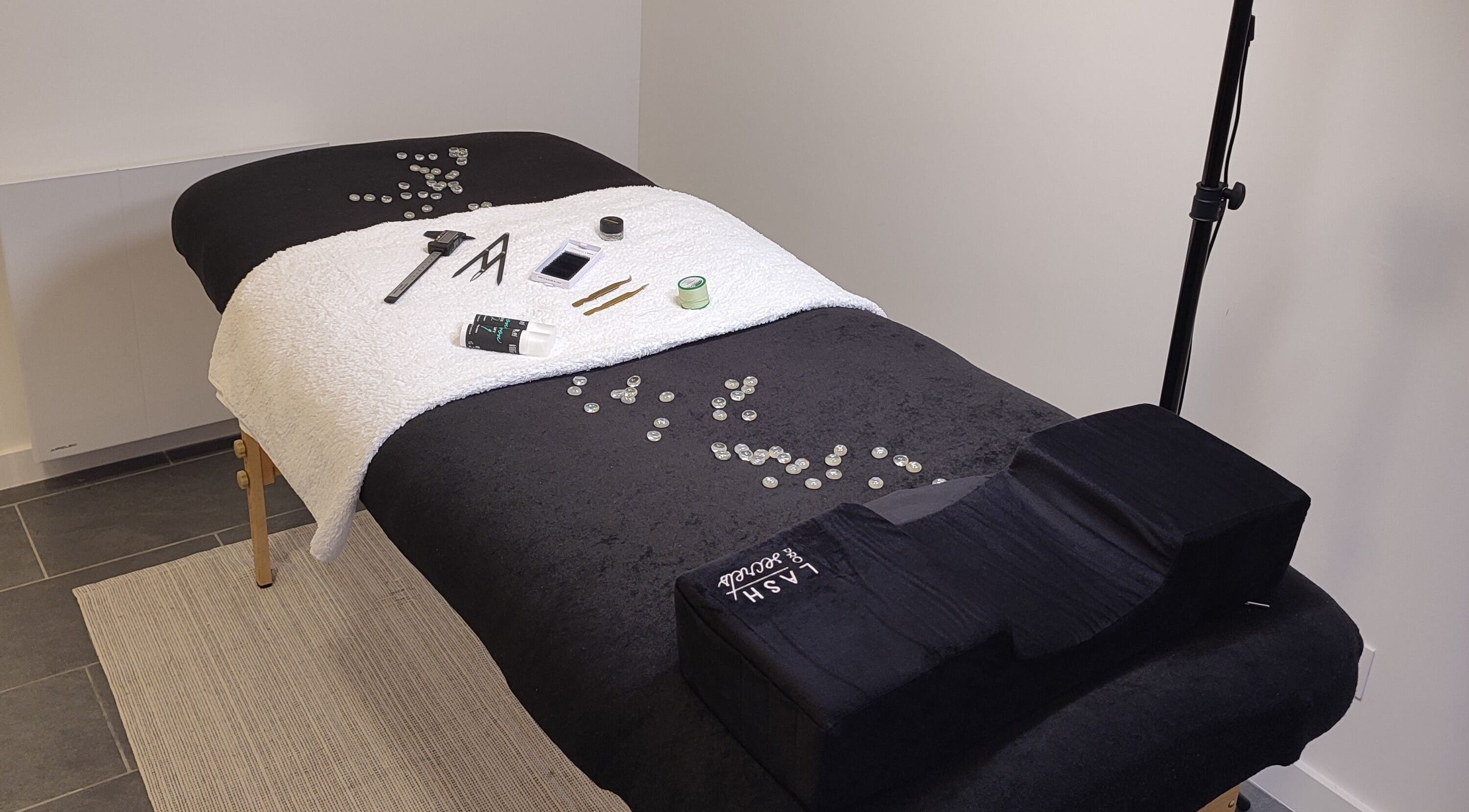 Table de massage préparée à Énergie d'être, Auxy, Centre-val De Loire, FR, avec instruments spa et pierres décoratives.