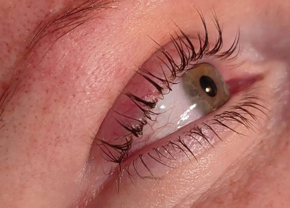 Close-up de cils magnifiquement courbés chez Énergie d'être, Auxy, Centre-val De Loire, FR.
