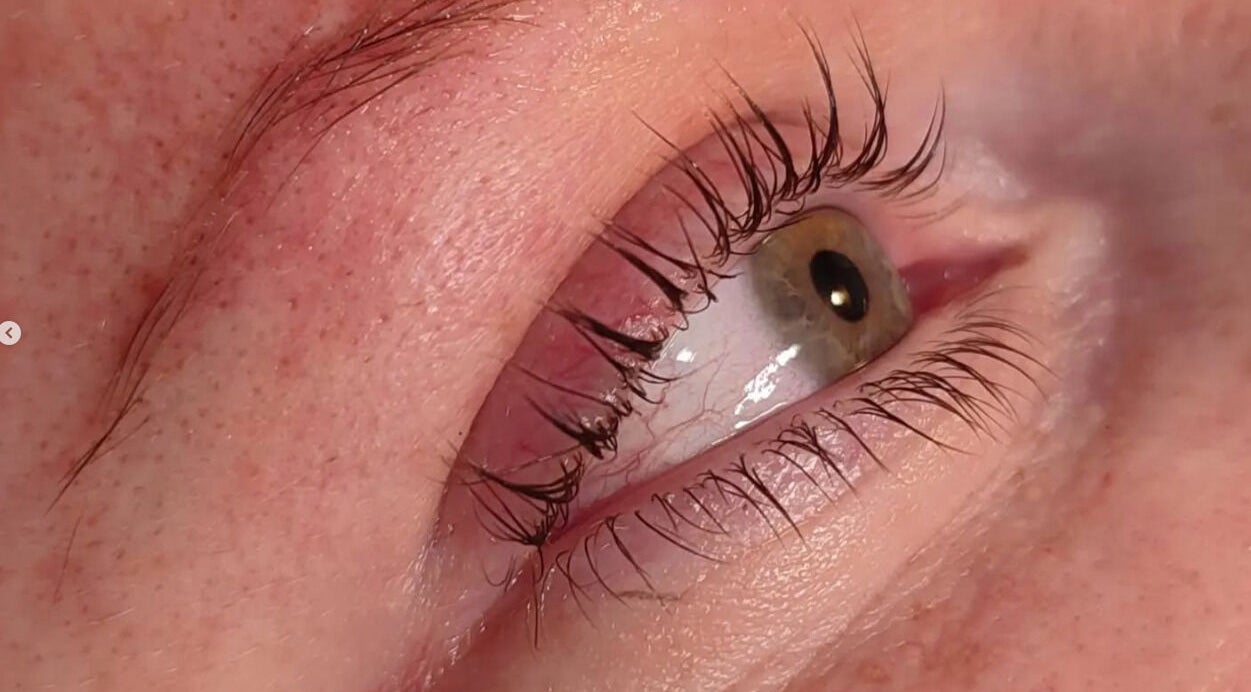 Close-up de cils magnifiquement courbés chez Énergie d'être, Auxy, Centre-val De Loire, FR.