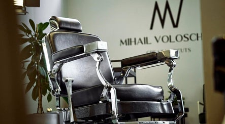 Modern barber chair at Mave Barbershop | A.BRIĀNA, Rīga, LV offering premium grooming services.