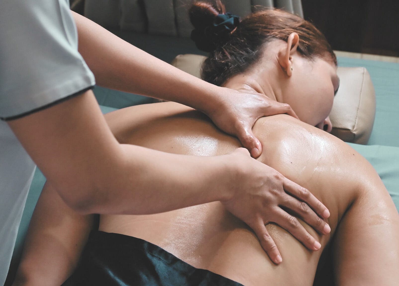 Relaxing massage at Sabaai Sabaai Traditional Thai Massage, Raffles Place, SG.