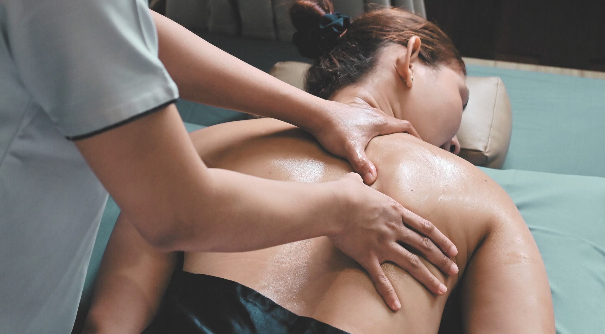 Relaxing massage at Sabaai Sabaai Traditional Thai Massage, Raffles Place, SG.