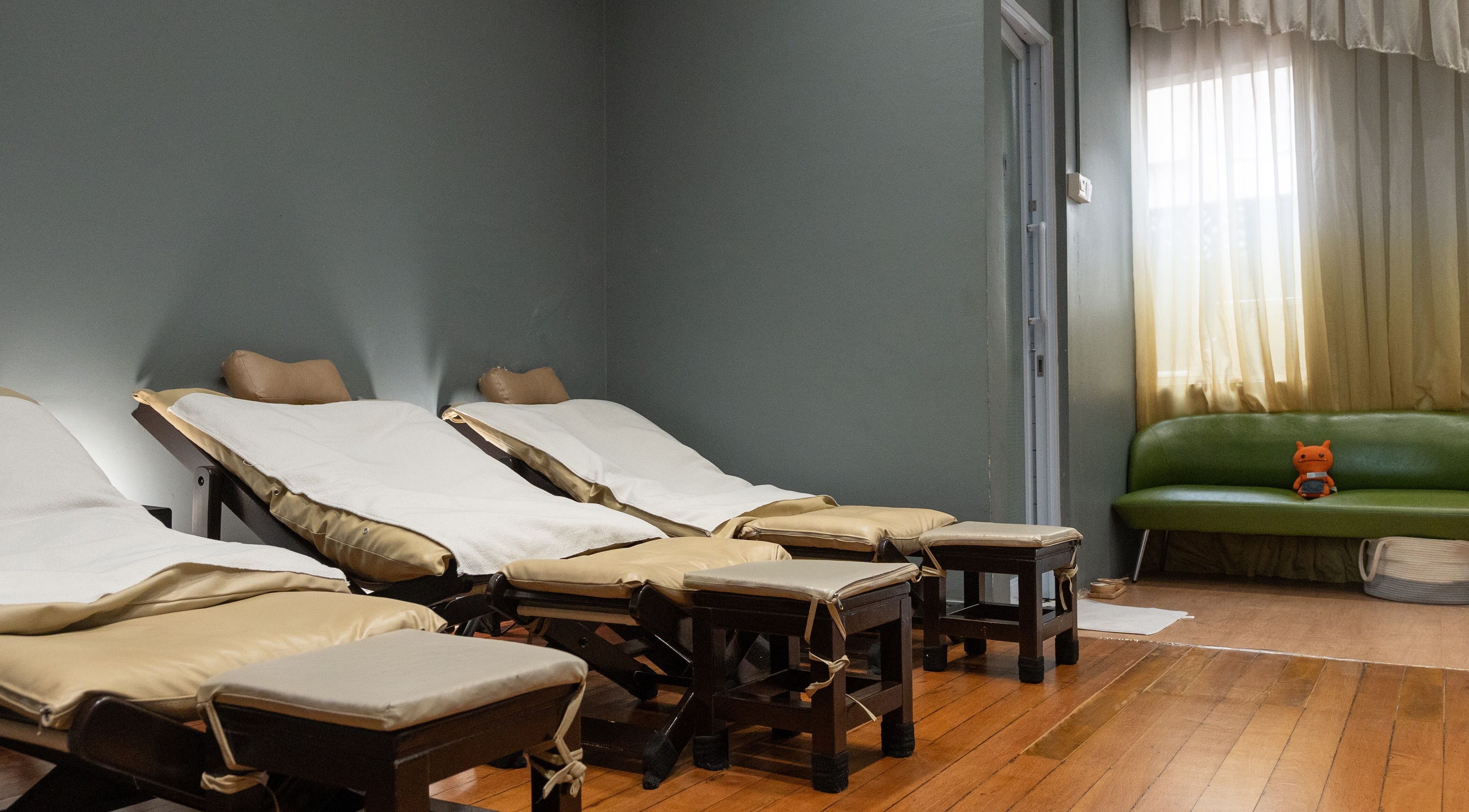 Relaxing massage chairs at Sabaai Sabaai Traditional Thai Massage, Raffles Place, Raffles Place, SG.