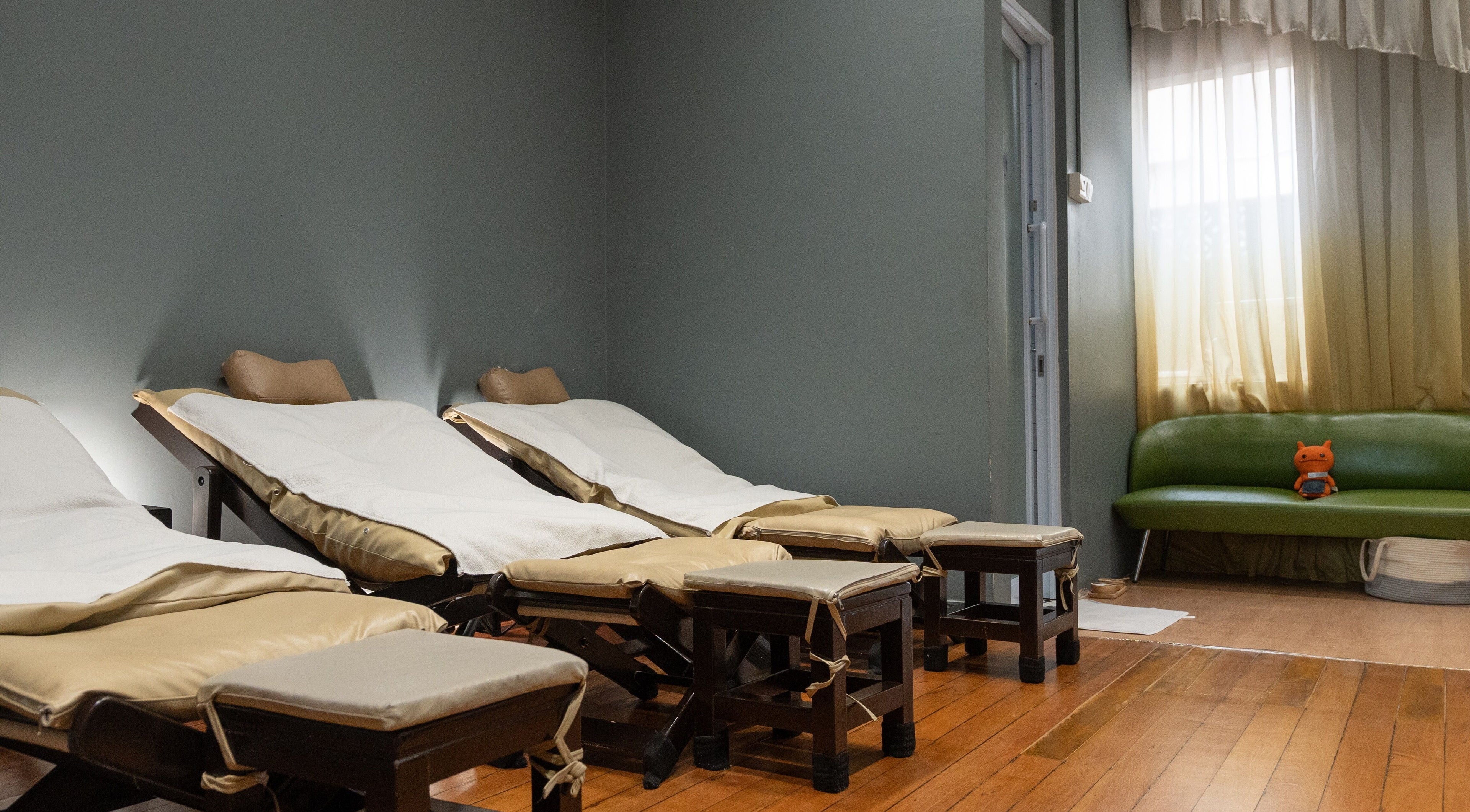 Relaxing massage chairs at Sabaai Sabaai Traditional Thai Massage, Raffles Place, Raffles Place, SG.