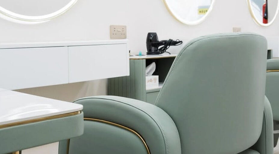 Calming interiors at Meraki Ladies Beauty Lounge, Dubai, Dubai, AE with modern styling chairs and elegant mirrors.