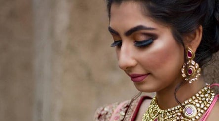 Woman in elegant jewelry at Meraki Ladies Beauty Lounge, Dubai, Dubai, AE.