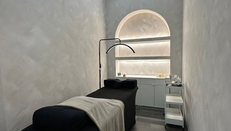 Sala de tratamentos na Clínica Laura Cunha em Amadora, Lisboa, PT, decorada com iluminação suave.