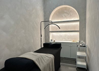 Sala de tratamentos na Clínica Laura Cunha em Amadora, Lisboa, PT, decorada com iluminação suave.