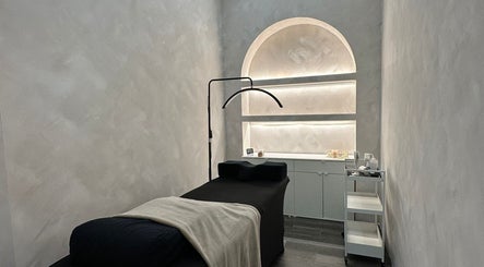 Sala de tratamentos na Clínica Laura Cunha em Amadora, Lisboa, PT, decorada com iluminação suave.