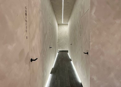 Corredor elegante na Clínica Laura Cunha em Amadora, Lisboa, PT, com design moderno e acabamentos sofisticados.