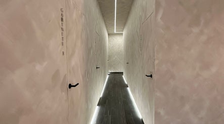 Corredor elegante na Clínica Laura Cunha em Amadora, Lisboa, PT, com design moderno e acabamentos sofisticados.
