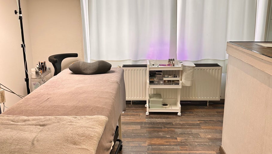 Entspannungsraum bei Purple Brow Bar in Vienna, Wien, AT mit Therapie-Liege und Zubehör.