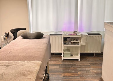 Entspannungsraum bei Purple Brow Bar in Vienna, Wien, AT mit Therapie-Liege und Zubehör.