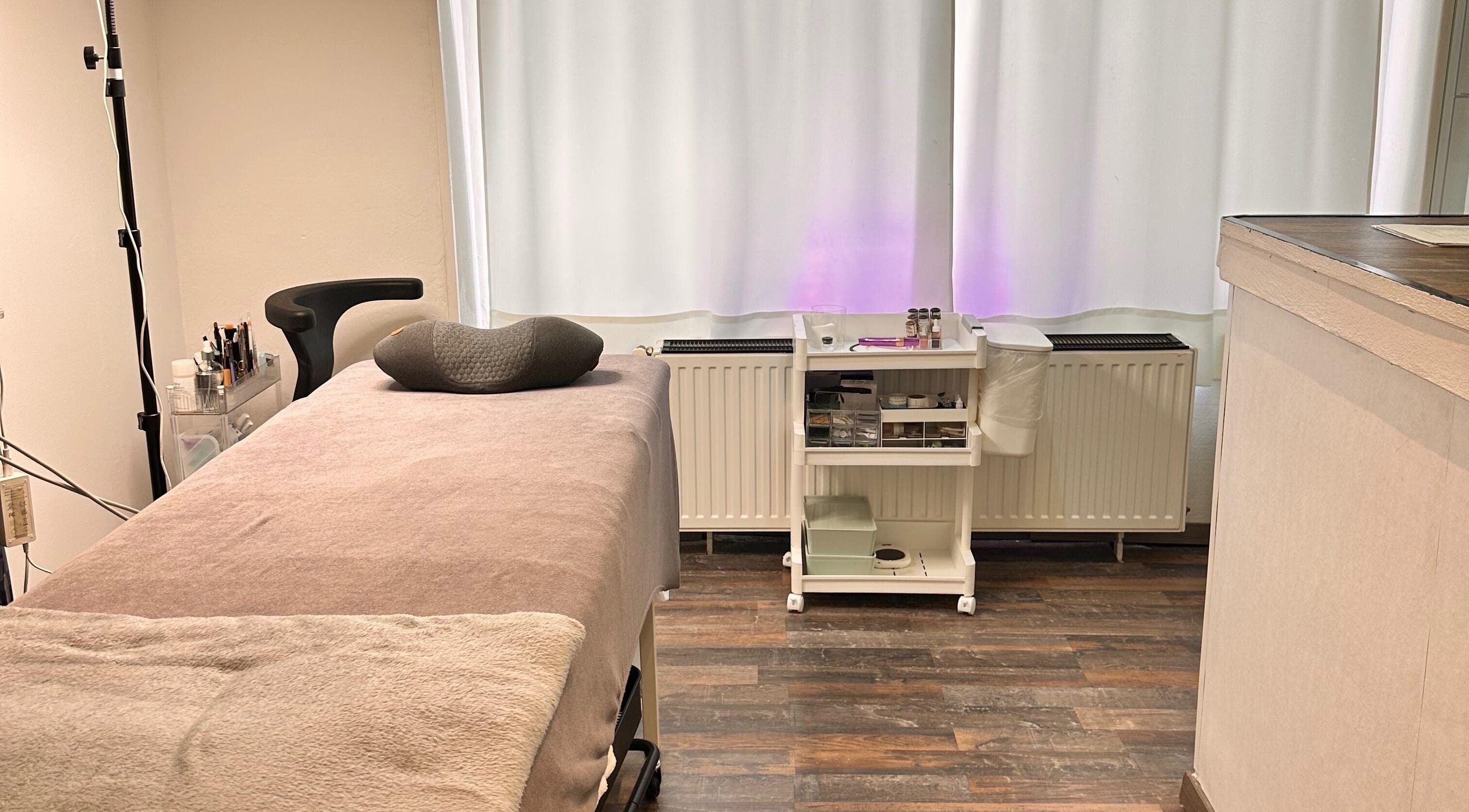 Entspannungsraum bei Purple Brow Bar in Vienna, Wien, AT mit Therapie-Liege und Zubehör.