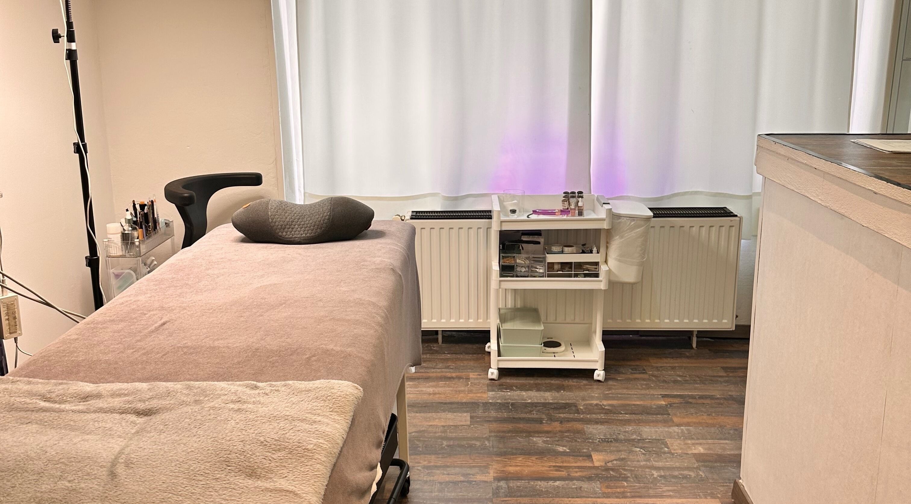 Entspannungsraum bei Purple Brow Bar in Vienna, Wien, AT mit Therapie-Liege und Zubehör.