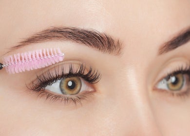 Nahaufnahme einer Augenbrauenpflege bei Purple Brow Bar, Wien, AT.