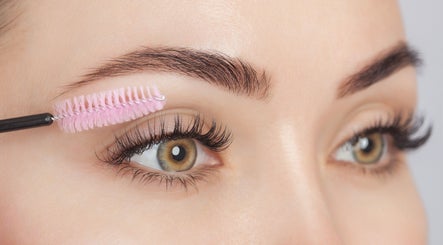 Nahaufnahme einer Augenbrauenpflege bei Purple Brow Bar, Wien, AT.