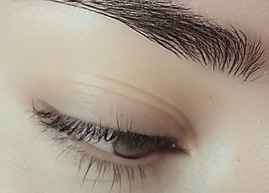 Perfekte Augenbrauenbehandlung bei Purple Brow Bar in Wien, Wien, AT. Eleganter und gepflegter Look.
