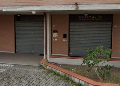 Ingresso di Kromatik Hair Studio a Ferrara, Emilia-romagna, IT con saracinesche chiuse.