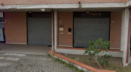 Ingresso di Kromatik Hair Studio a Ferrara, Emilia-romagna, IT con saracinesche chiuse.