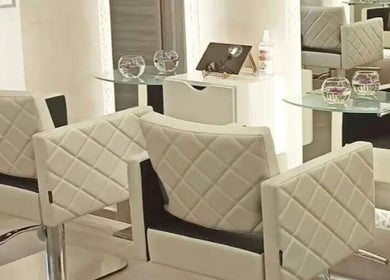 Interno moderno e accogliente del Kromatik Hair Studio a Ferrara, Emilia-romagna, IT.