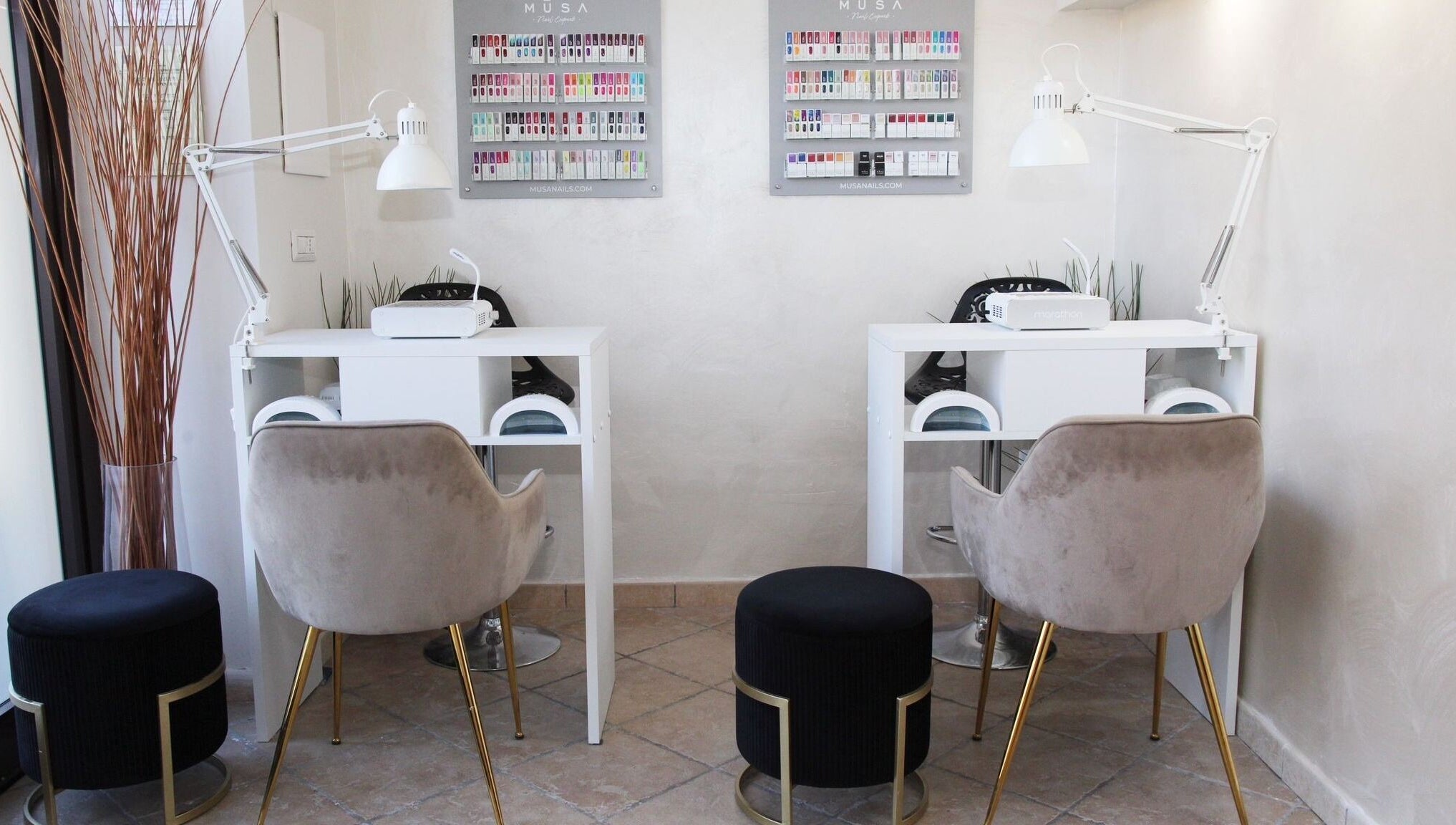 Postazione manicure elegante presso FC Estetica e Solarium a Piedimonte Matese, Campania, IT.