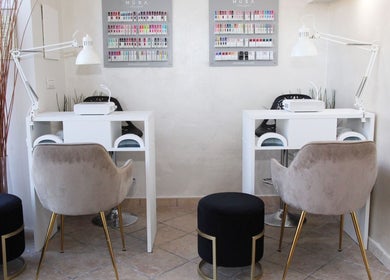 Postazione manicure elegante presso FC Estetica e Solarium a Piedimonte Matese, Campania, IT.