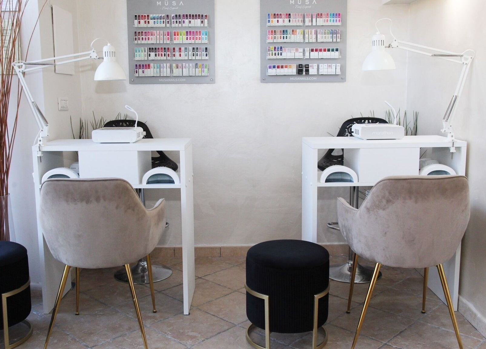 Postazione manicure elegante presso FC Estetica e Solarium a Piedimonte Matese, Campania, IT.