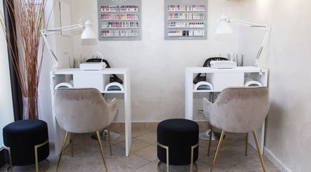 Postazione manicure elegante presso FC Estetica e Solarium a Piedimonte Matese, Campania, IT.