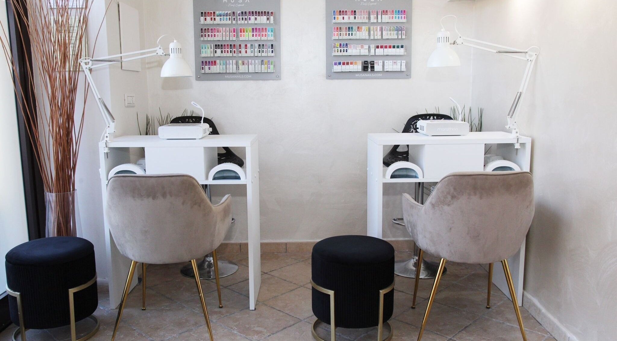 Postazione manicure elegante presso FC Estetica e Solarium a Piedimonte Matese, Campania, IT.