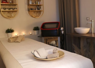 Sala massaggi elegante a FC Estetica e Solarium, Piedimonte Matese, Campania, IT con tovaglie bianche e atmosfera rilassante.
