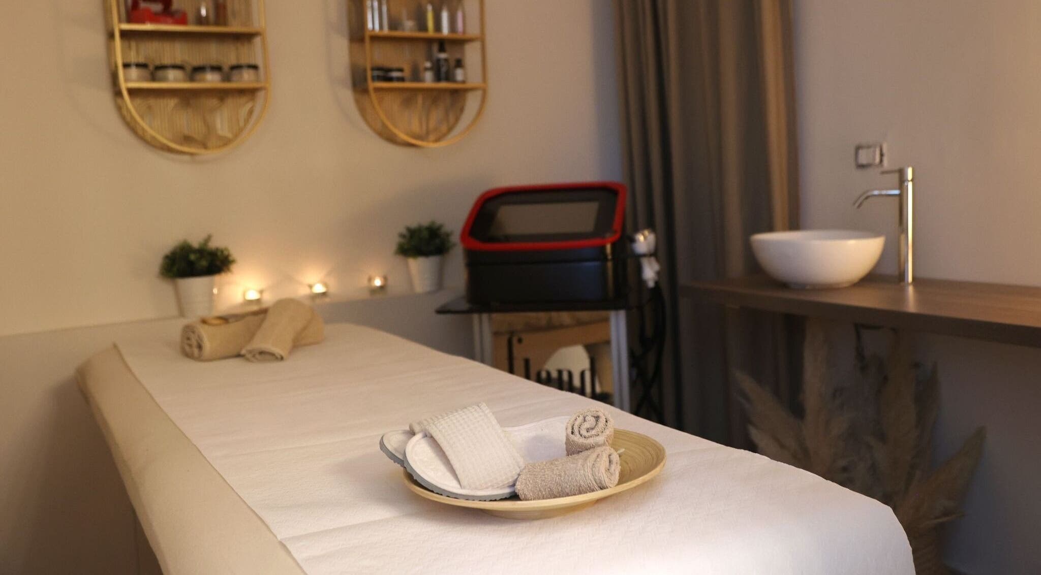 Sala massaggi elegante a FC Estetica e Solarium, Piedimonte Matese, Campania, IT con tovaglie bianche e atmosfera rilassante.