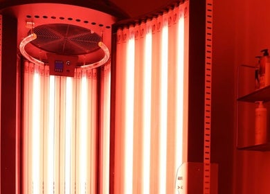 Solarium verticale con luci rosse a FC Estetica e Solarium, Piedimonte Matese, Campania, IT.