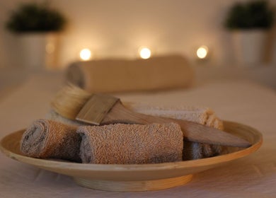 Trattamenti benessere con asciugamani e pennello presso FC Estetica e Solarium, Piedimonte Matese, Campania, IT.