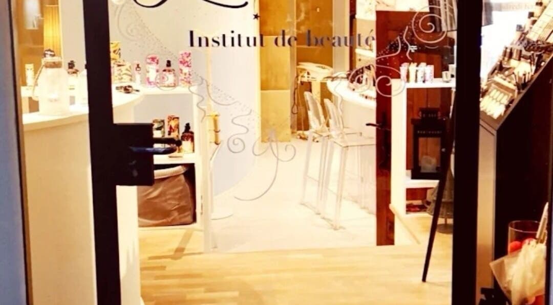 Entrée accueillante de Lumin'Essences à Lutry, Vaud, CH, mettant en valeur une ambiance chaleureuse et raffinée.