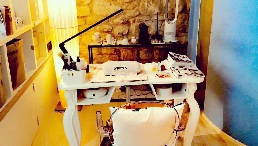 Espace manucure élégant chez Lumin'Essences, Lutry, Vaud, CH, avec décoration chic et équipement moderne.