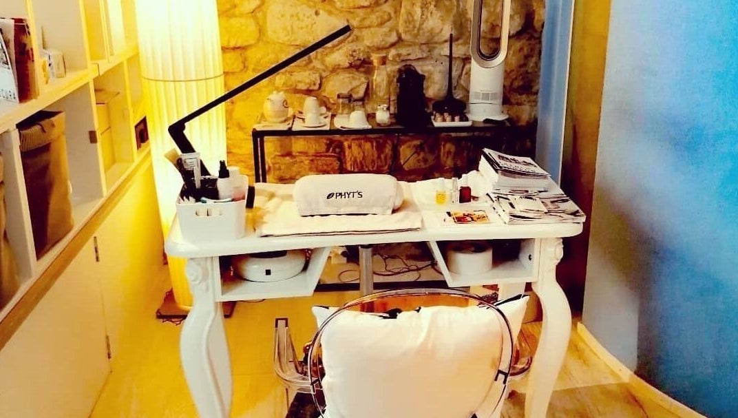 Espace manucure élégant chez Lumin'Essences, Lutry, Vaud, CH, avec décoration chic et équipement moderne.