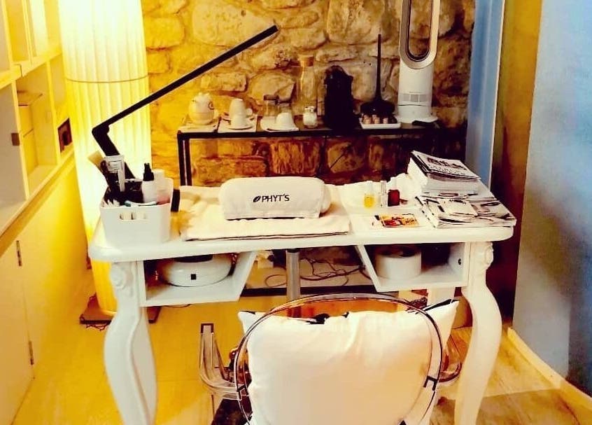 Espace manucure élégant chez Lumin'Essences, Lutry, Vaud, CH, avec décoration chic et équipement moderne.