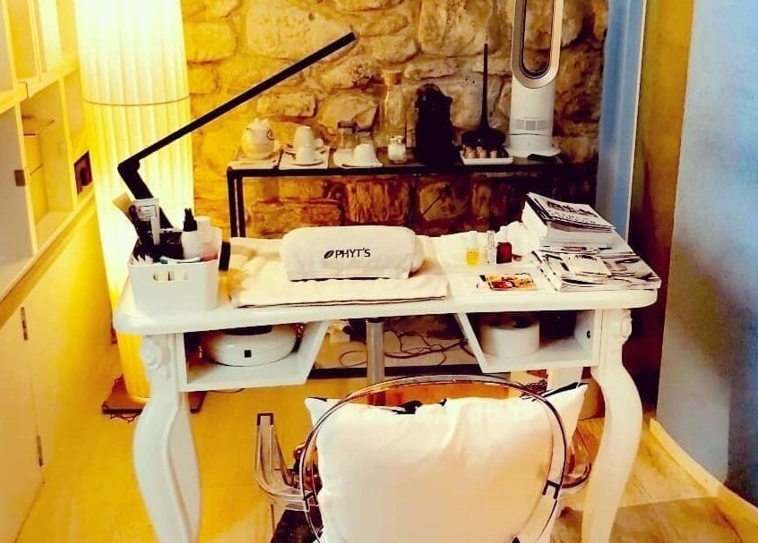 Espace manucure élégant chez Lumin'Essences, Lutry, Vaud, CH, avec décoration chic et équipement moderne.