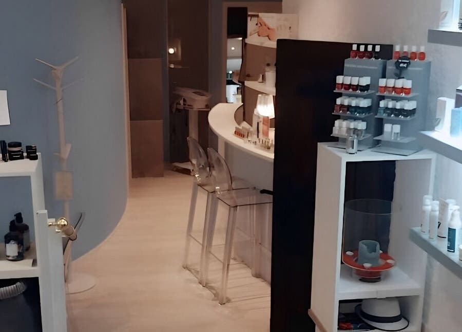 Intérieur moderne et chic de Lumin'Essences à Lutry, Vaud, CH, avec produits de beauté en exposition.